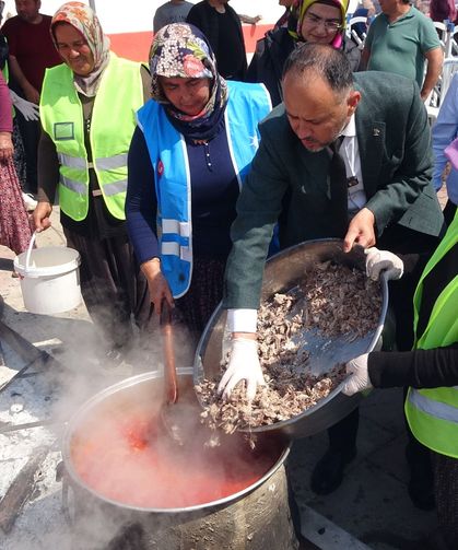 71 mahalleden kadınlar 71 kazanda yemek yaptı, binlerce kişiye ikram etti