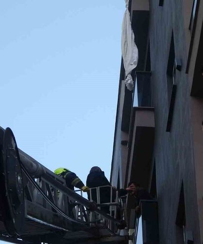 Erdemli’de Korku Dolu Anlar: 6’ncı Kattan Sarkan Genç Kurtarıldı