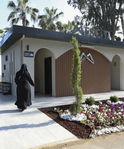 Mersin'de sahil bandına modern mescit