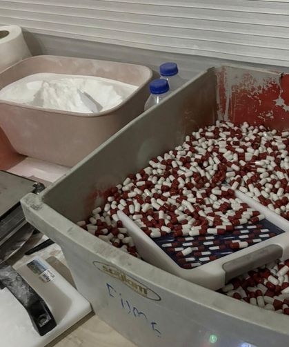 Mersin’de Zehir Atölyesi Çökertildi: Tonlarca Ham Madde ve Binlerce Hap Ele Geçirildi