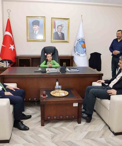 Minik Buğlem bir günlüğüne başkan oldu, ilk talimat park için geldi