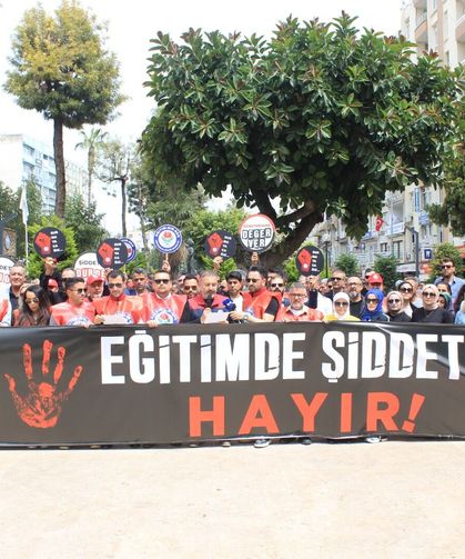 “Eğitim Camiası Ayakta: ‘Öğretmene Uzanan Eller Kırılsın’”