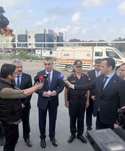Mersin Valisi Toros: 'Önceliğimiz yangının diğer tanklara sıçramasını önlemek'