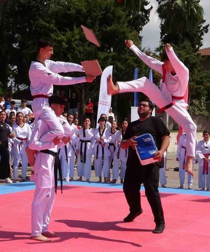 Mersin'de 19 Mayıs coşkusu Gençlik Haftası ile başladı