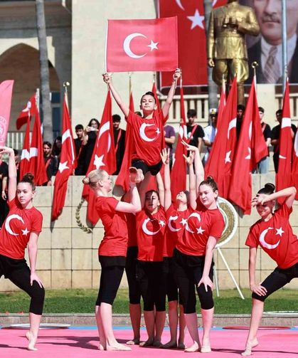 Mersin'de Gençlik Bayramı renkli gösterilerle kutlandı