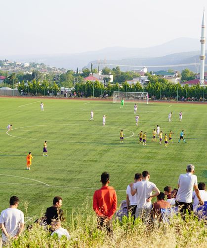 Kadınların ilgi gösterdiği futbol turnuvası başladı: Tepeler seyirciyle doldu