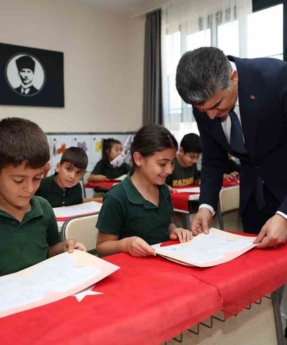 Kaymakam Şener, öğrencilerin karne mutluluğuna ortak oldu