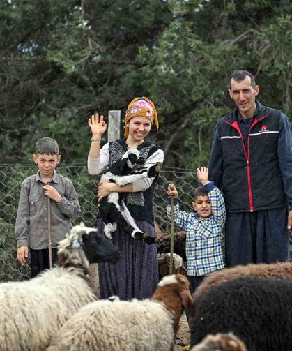 Mersin'de bir koyun alamayan aile sürü sahibi oldu