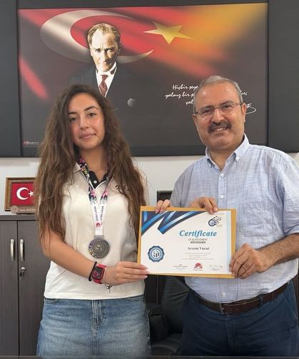 Mezitli İçel Anadolu Lisesi Öğrencisi Arzem Vucut'tan Uluslararası Çifte Madalya