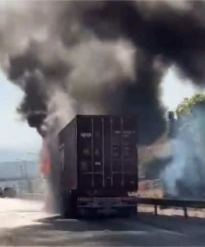 Mersin'de 24 ton çikolata yüklü tır yandı