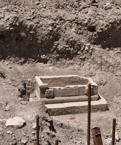 Mersin'de sağlık ocağı inşaatı çevre düzenlemesinde lahit çıktı