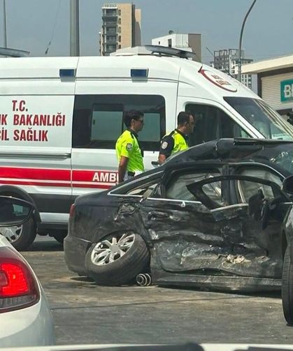 Ambulans ile otomobil çarpıştı: 3'ü sağlık çalışanı 5 yaralı