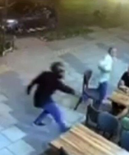 Kasklı şüpheli, tantunicide oturan şahsı vurdu
