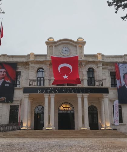 98 yıllık tarihi valilik binasında saat 04.17'de sabitlendi