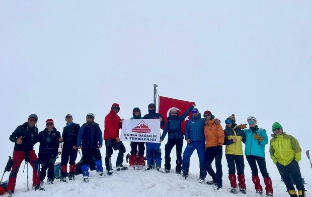 Uludağ'da mayısta kar sürprizi: 2 metre karda Türk bayrağı dalgalandı