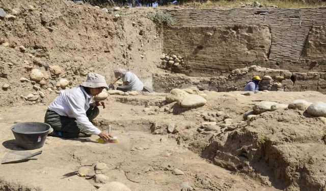 9 bin yıllık höyükte Hitit dönemi sur izlerine rastlandı