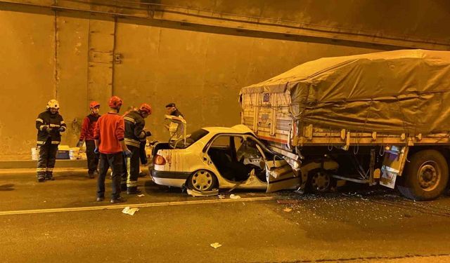 Kocaeli’de feci kaza, tırın altına girdiler