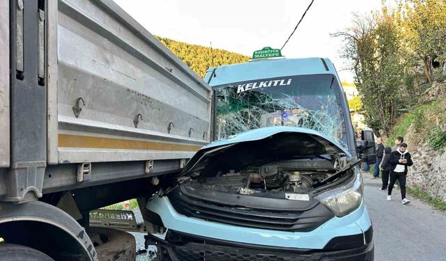 Maltepe’de yolcu minibüsü park halindeki tıra çarptı: 8 yaralı