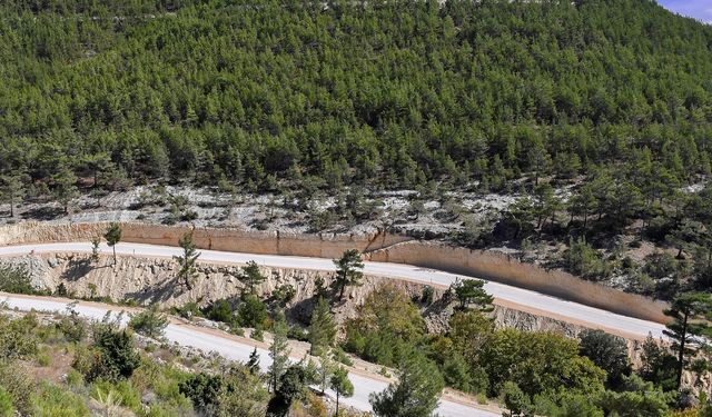 Kırsal mahallelerde yol genişletme çalışmaları sürüyor