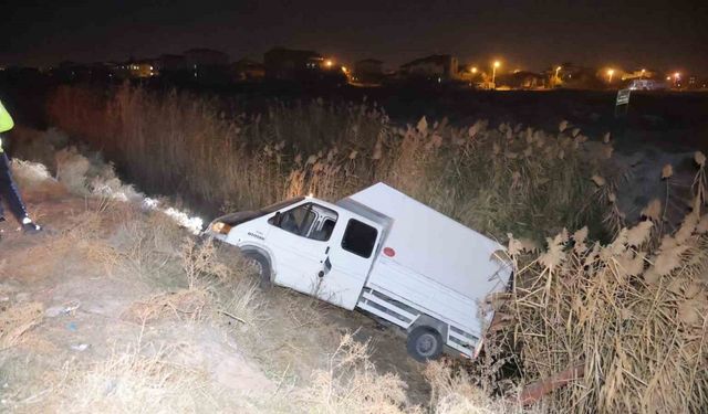 Aksaray’da otomobilin çarptığı kamyonet sulama kanalına düştü: 4 yaralı