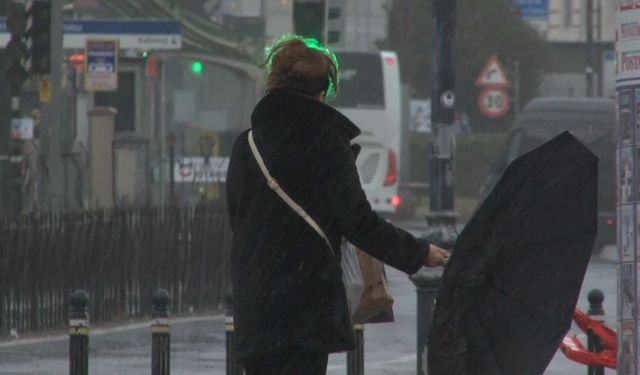 İstanbul’da etkili olan yağış vatandaşlara zor anlar yaşattı