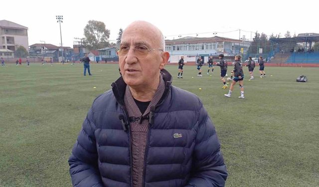 Kadın futbolcular hayali çocuklar ile sahaya çıkıp İsrail ve insanlığa çağrı yaptılar