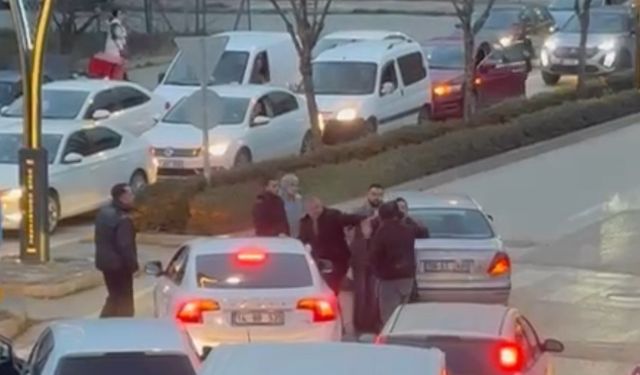 Akşam trafiğinde yumruklar havada uçuştu: Trafik kilitlendi