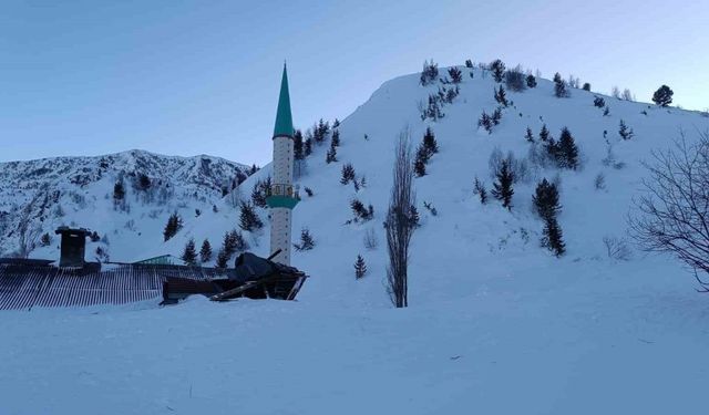 Cami lojmanının üzerine çığ düştü