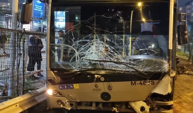 İstanbul Zincirlikuyu’da park halindeki metrobüs kayarak 5 araca çarptı