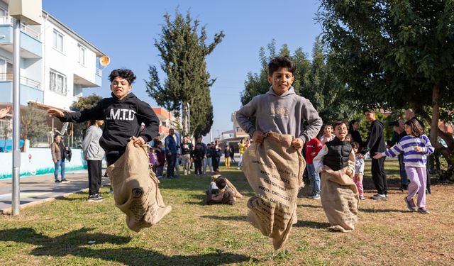 Mersin'de çocuklar, Büyükşehir Belediyesinin etkinliklerinde keyifli anlar yaşadı
