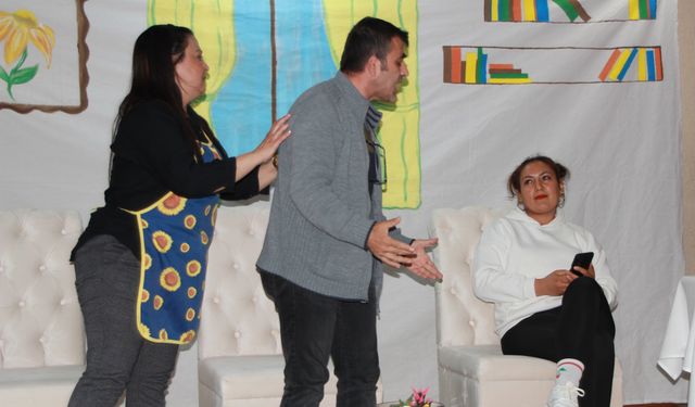 Öğretmenler tiyatro gösterisinde yer aldı