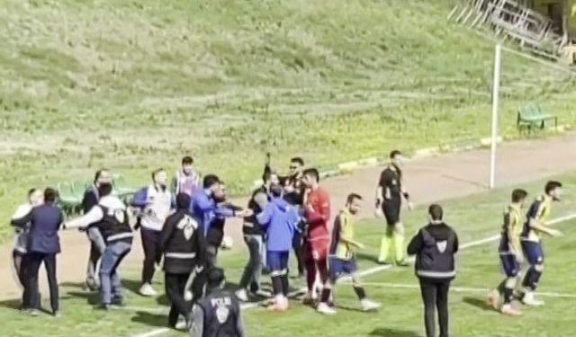 Amatör maçta futbolcular basın mensuplarına saldırdı