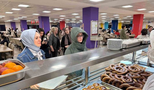 Bakan Göktaş, başkentte KYK yurdundaki kız öğrencilerle sahur yaptı