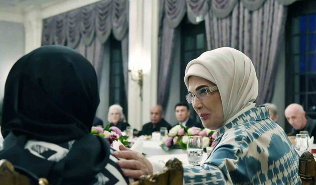 Cumhurbaşkanı Erdoğan’dan eşi Emine Erdoğan’ın yaşlılarla iftarına sürpriz ziyaret