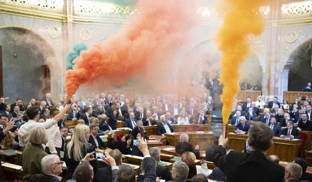 Macaristan’da muhalif milletvekilleri parlamentoda renkli işaret fişekleri yaktı
