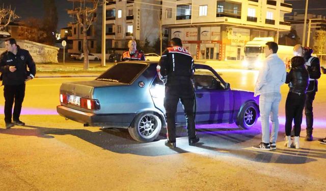 Aksaray’da emniyet ekiplerinden şok uygulama: Araçlar ve şahıslar didik didik aranıyor