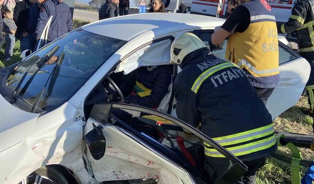 Aksaray’da iki otomobil çarpıştı: 1’i ağır 4 yaralı
