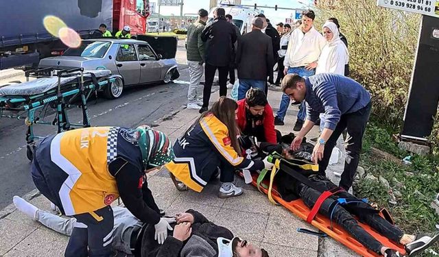 Aksaray’da kazada yaralılara kaldırımda müdahale
