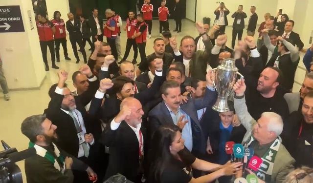 Faruk Çelik ve Mustafa Bozbey şampiyonluk kupasını birlikte kaldırdı