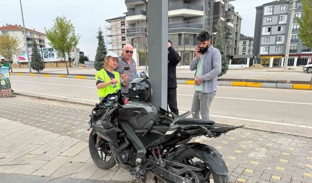 Kaldırıma çarpan motosiklet takla attı, sürücü ağır yaralandı