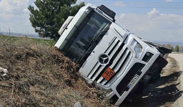 Kırıkkale’de akaryakıt yüklü tanker şarampole devrildi