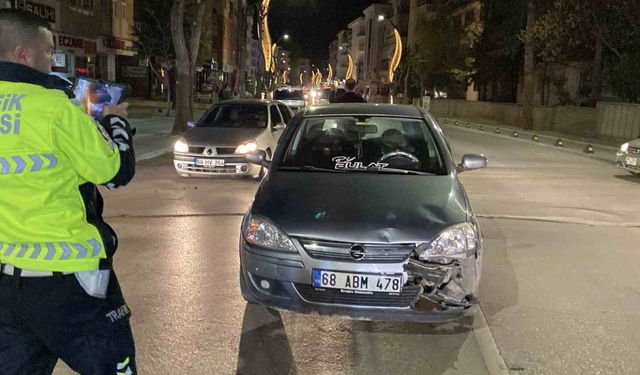 Motosiklet otomobile, hafif ticari araç da motosiklete çarptı: 1 yaralı