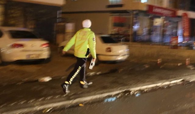 Polis, uygulama noktasını görünce geri geri kaçan aracı koşarak böyle yakaladı