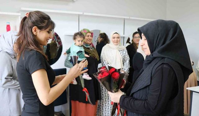 Anneler Günü’nde kadın kursiyerler unutulmadı