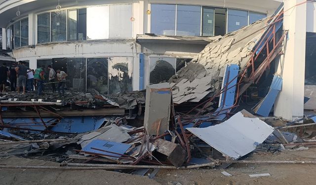 Antalya’da otel inşaatının balkonu göçtü: İşçiler canını son anda kurtardı