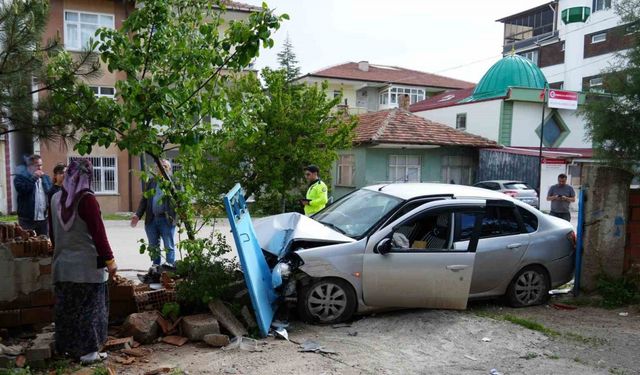 Araca çarpmamak için ani manevra yaptı, bahçe duvarına daldı: 2 yaralı