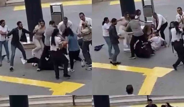 AVM önünde kadınlar tekme tokat kavga etti: O anlar kamerada