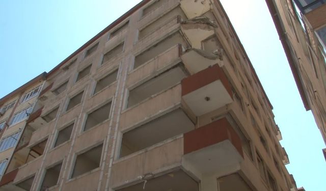 Bahçelievler’de yıkımı yapılan binanın balkonu deprem esnasında çöktü: 1 yaralı