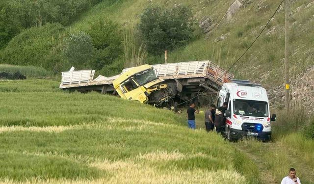 Batman’da tır şarampole yuvarlandı: 2 ağır yaralı