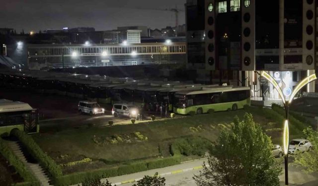 Belediyeye ait otobüsü çalmaya çalışan hırsızlar suçüstü yakalandı